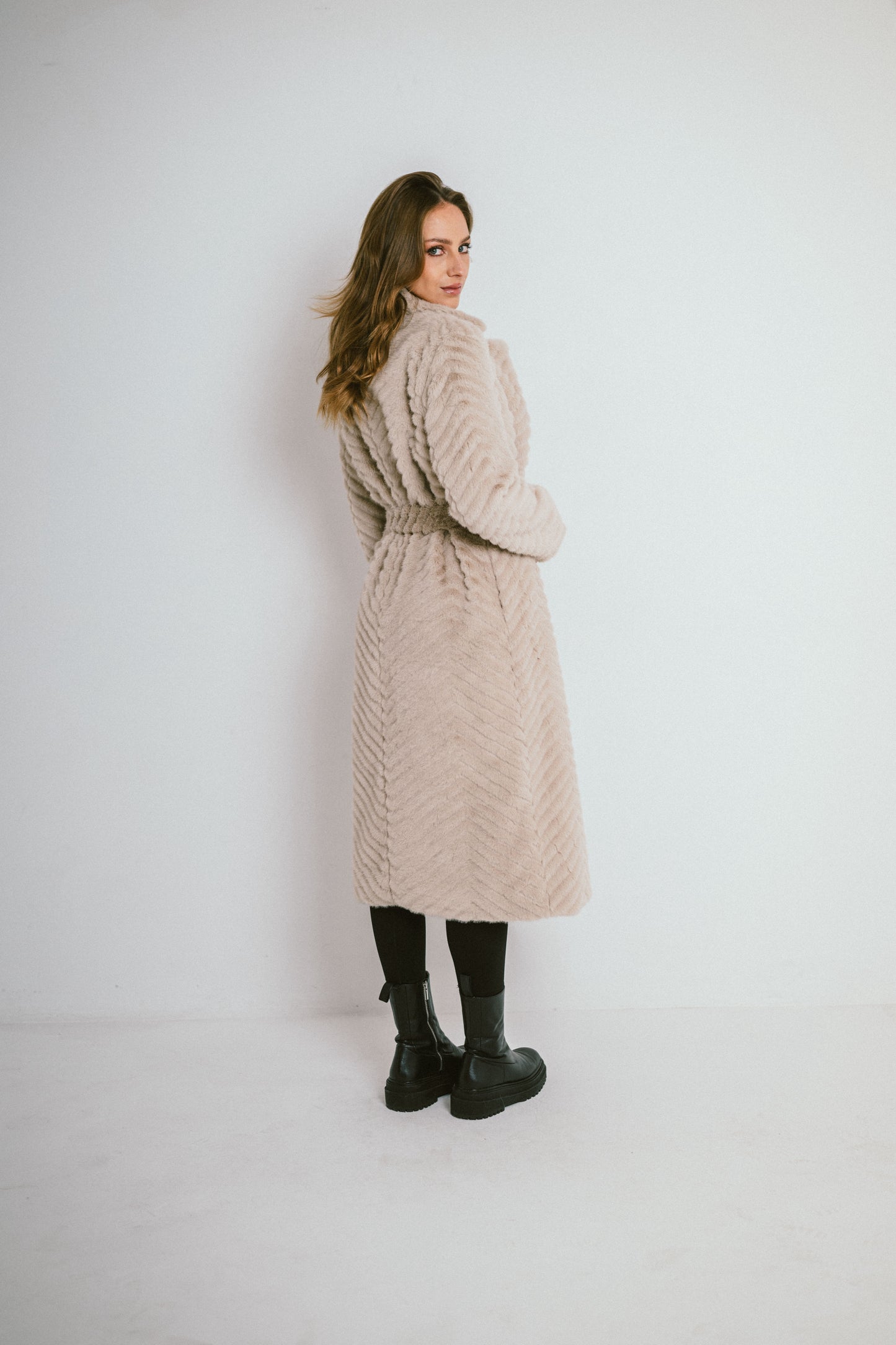 MILA – Manteau long en fausse fourrure chevron avec ceinture