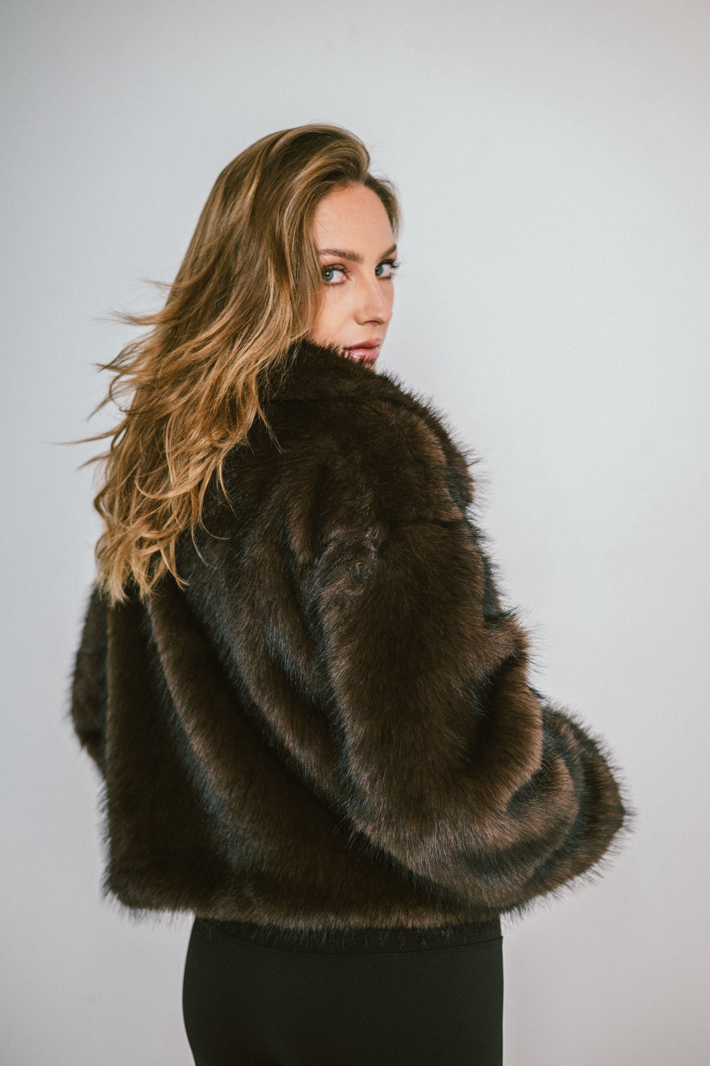 MONROE – Veste courte en fausse fourrure effet premium