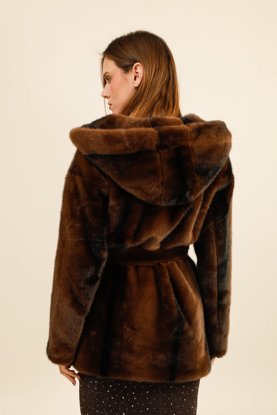 ANASTASIA – Veste en fausse fourrure ceinturée à capuche