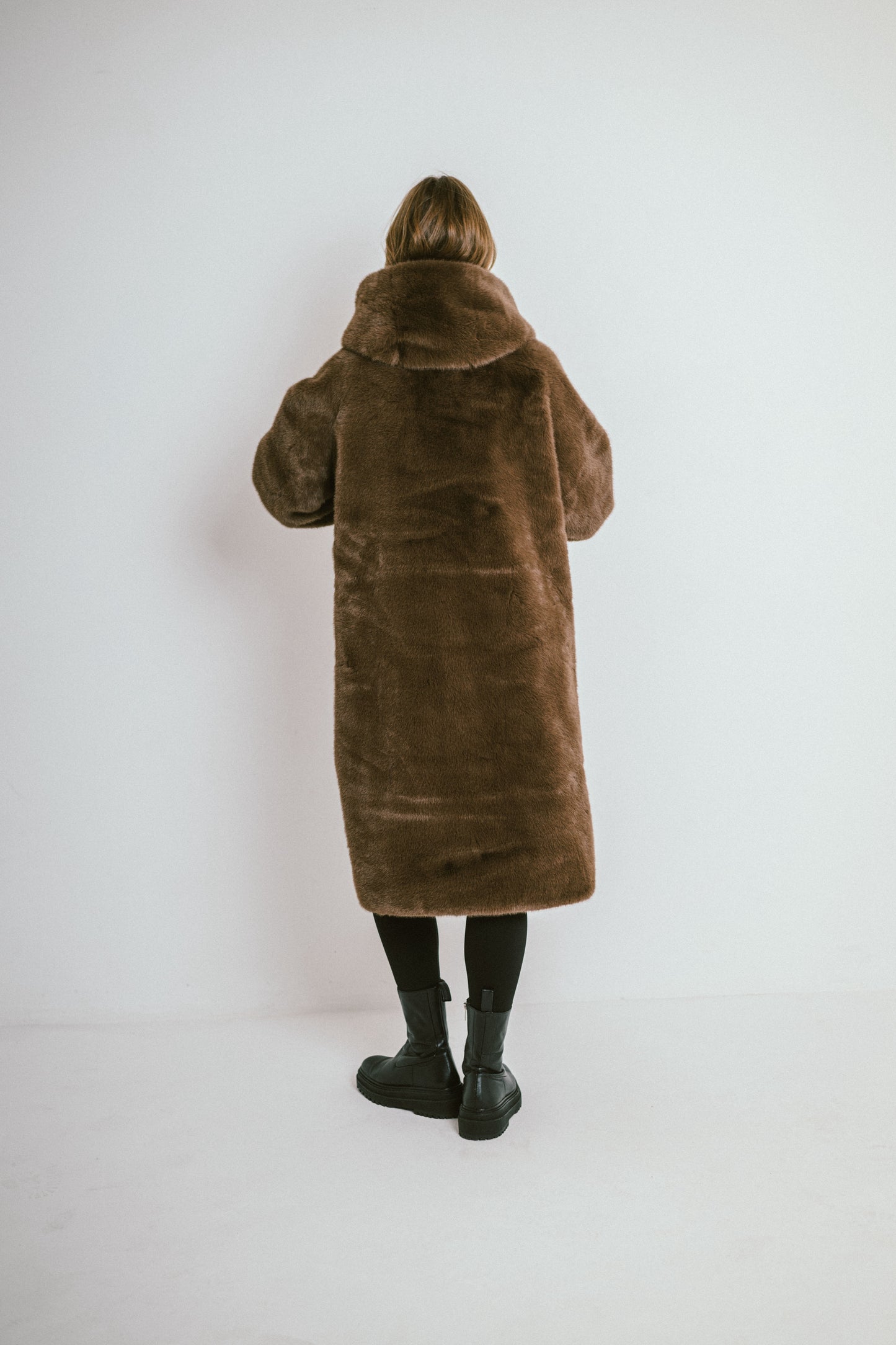 AURA – Manteau long à capuche en fausse fourrure effet premium