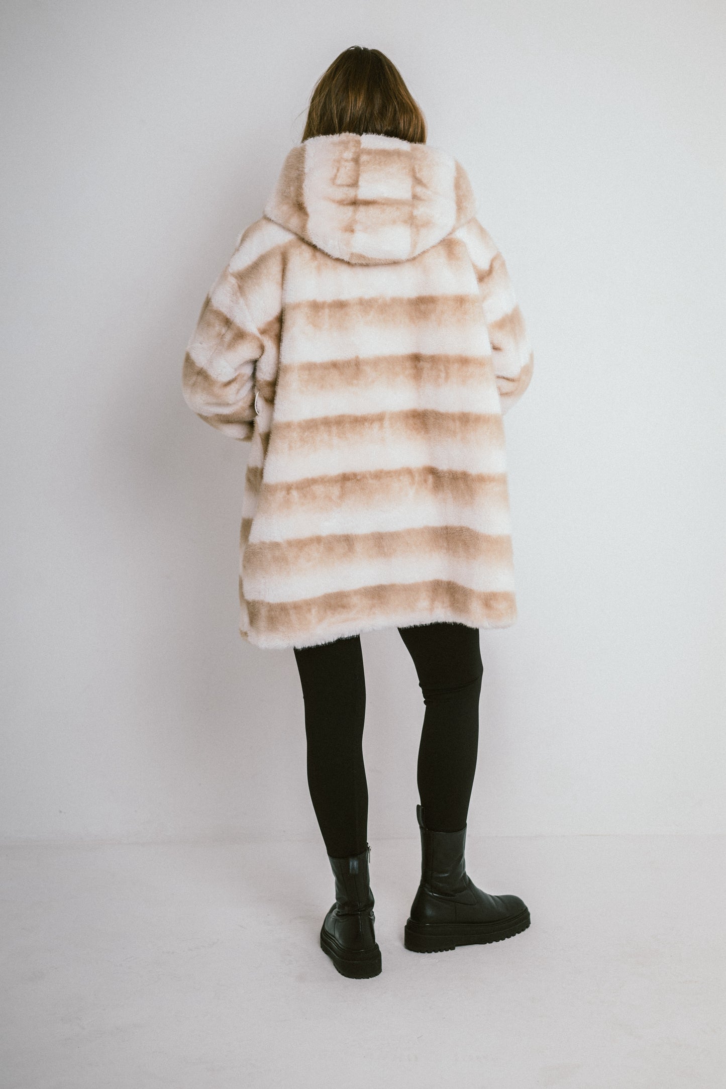 ANATASIA – Manteau court en fausse fourrure ceinturé à capuche