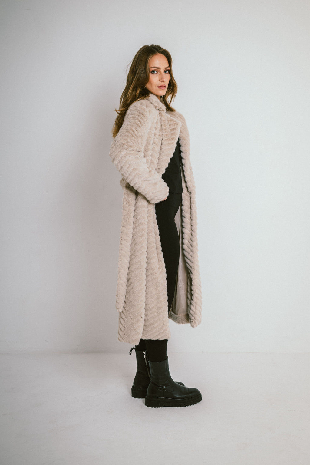 MILA – Manteau long en fausse fourrure chevron avec ceinture