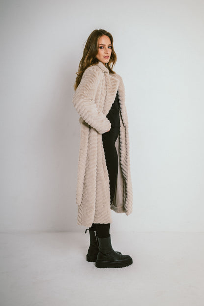MILA – Manteau long en fausse fourrure chevron avec ceinture