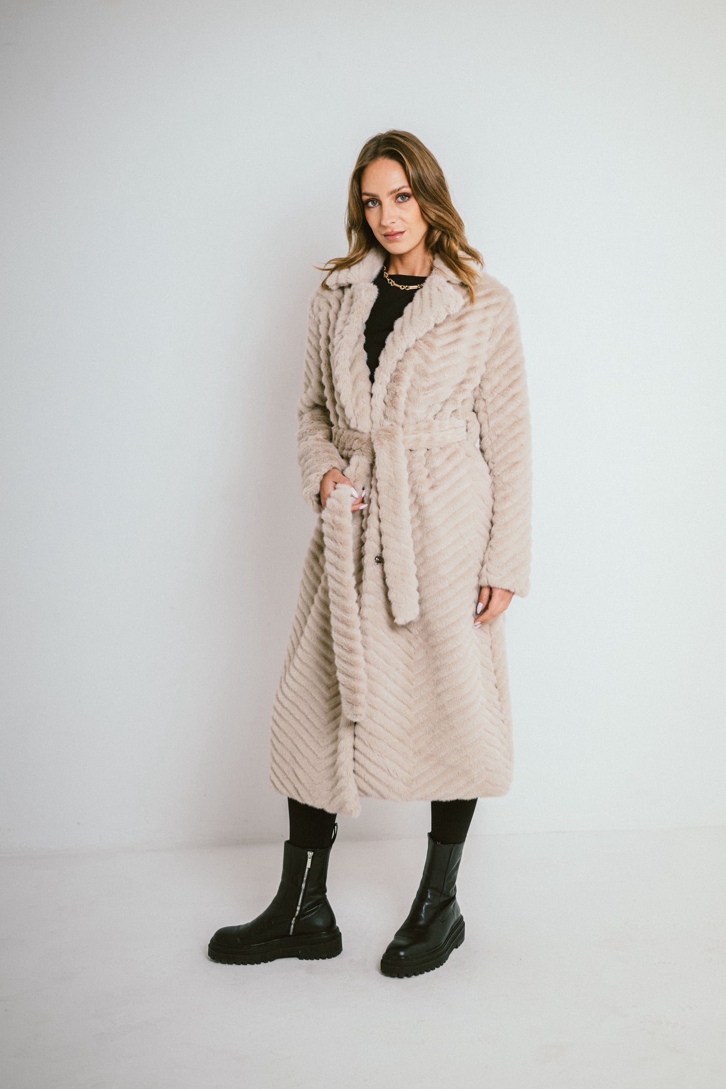 MILA – Manteau long en fausse fourrure chevron avec ceinture