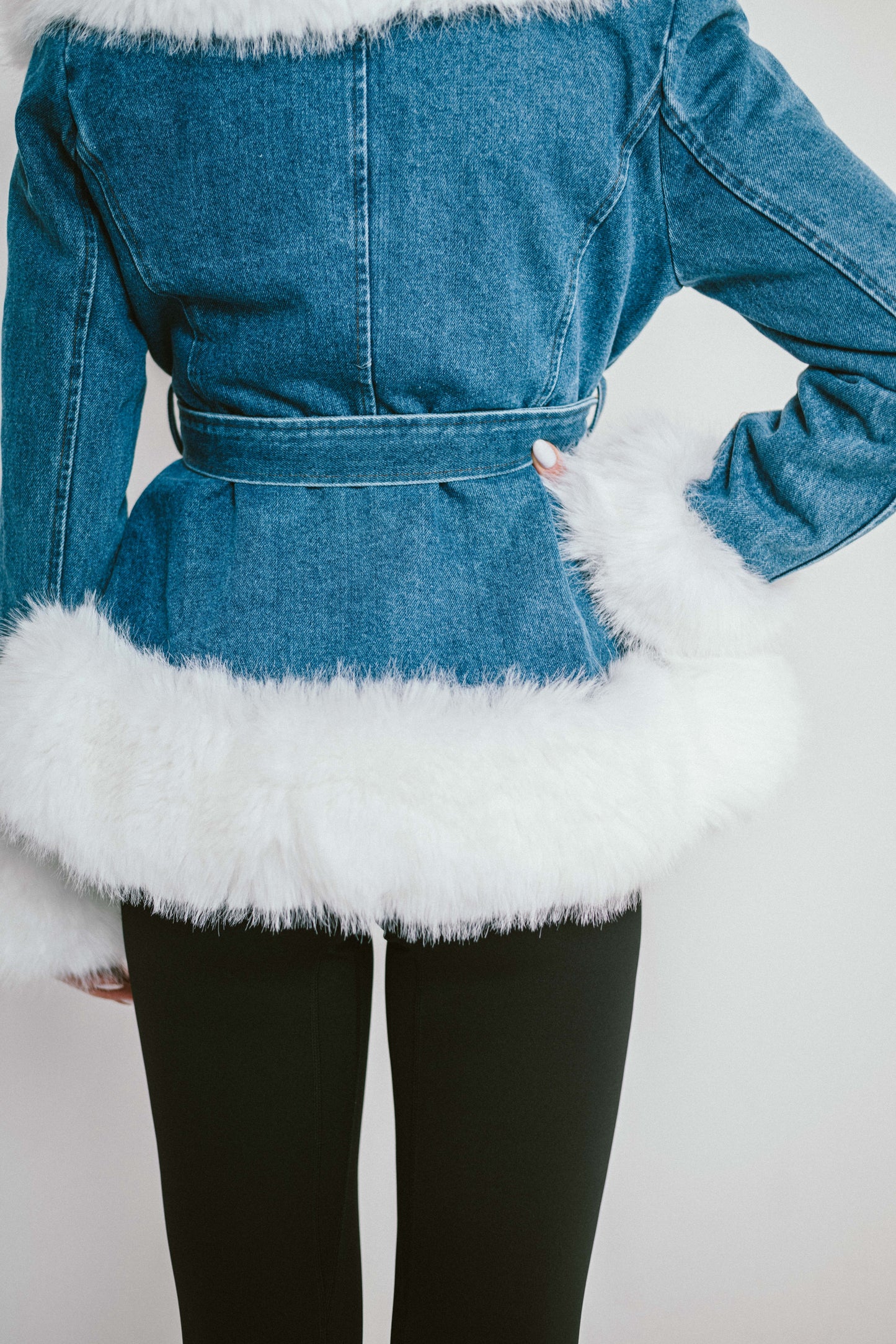 DENVER – Veste en jean doublée fausse fourrure avec ceinture