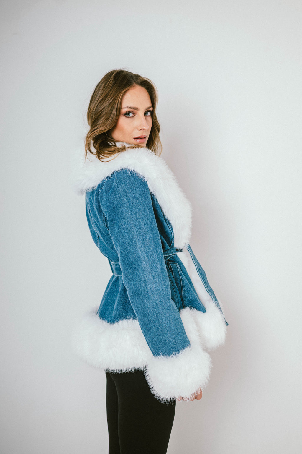 DENVER – Veste en jean doublée fausse fourrure avec ceinture