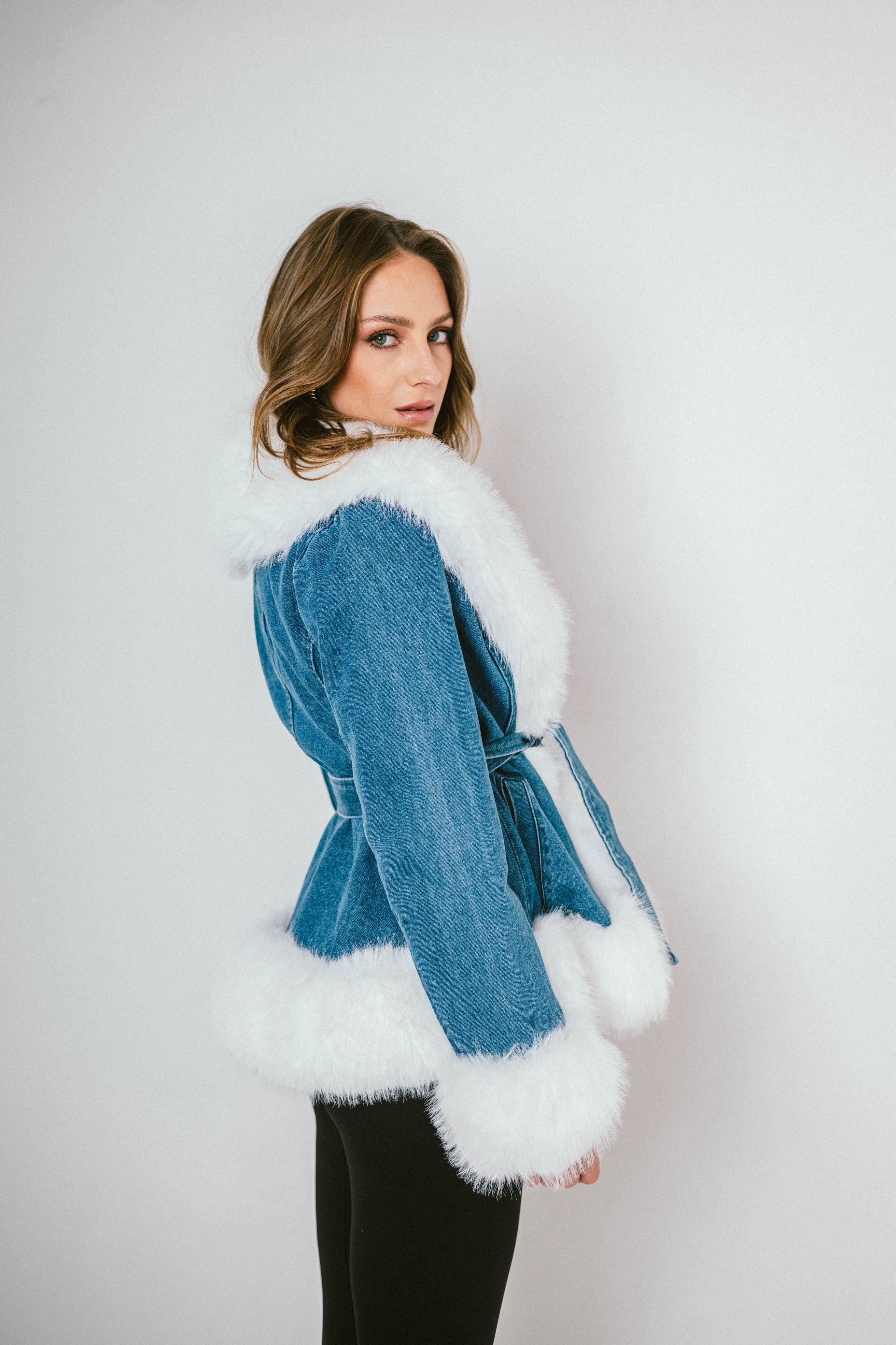 DENVER – Veste en jean doublée fausse fourrure avec ceinture