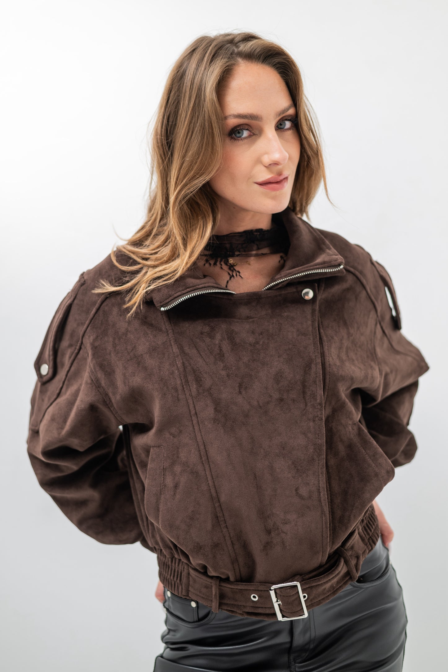 SIENNA – Blouson en suédine avec col zippé et ceinture