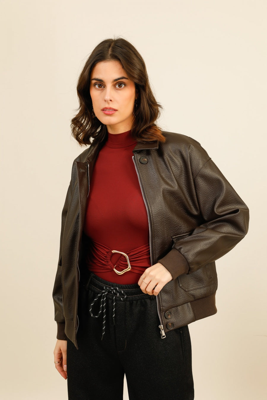 SIENNA – Veste courte en similicuir grainé à coupe structurée