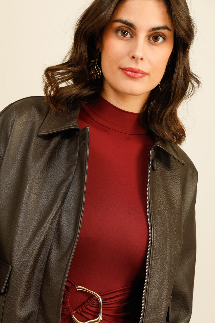 SIENNA – Veste courte en similicuir grainé à coupe structurée