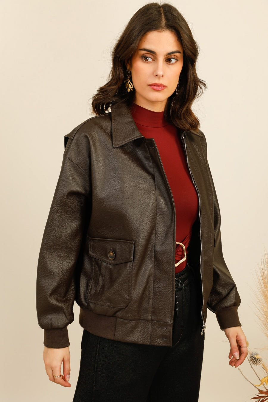 SIENNA – Veste courte en similicuir grainé à coupe structurée