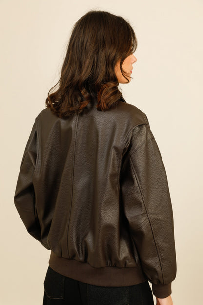 SIENNA – Veste courte en similicuir grainé à coupe structurée