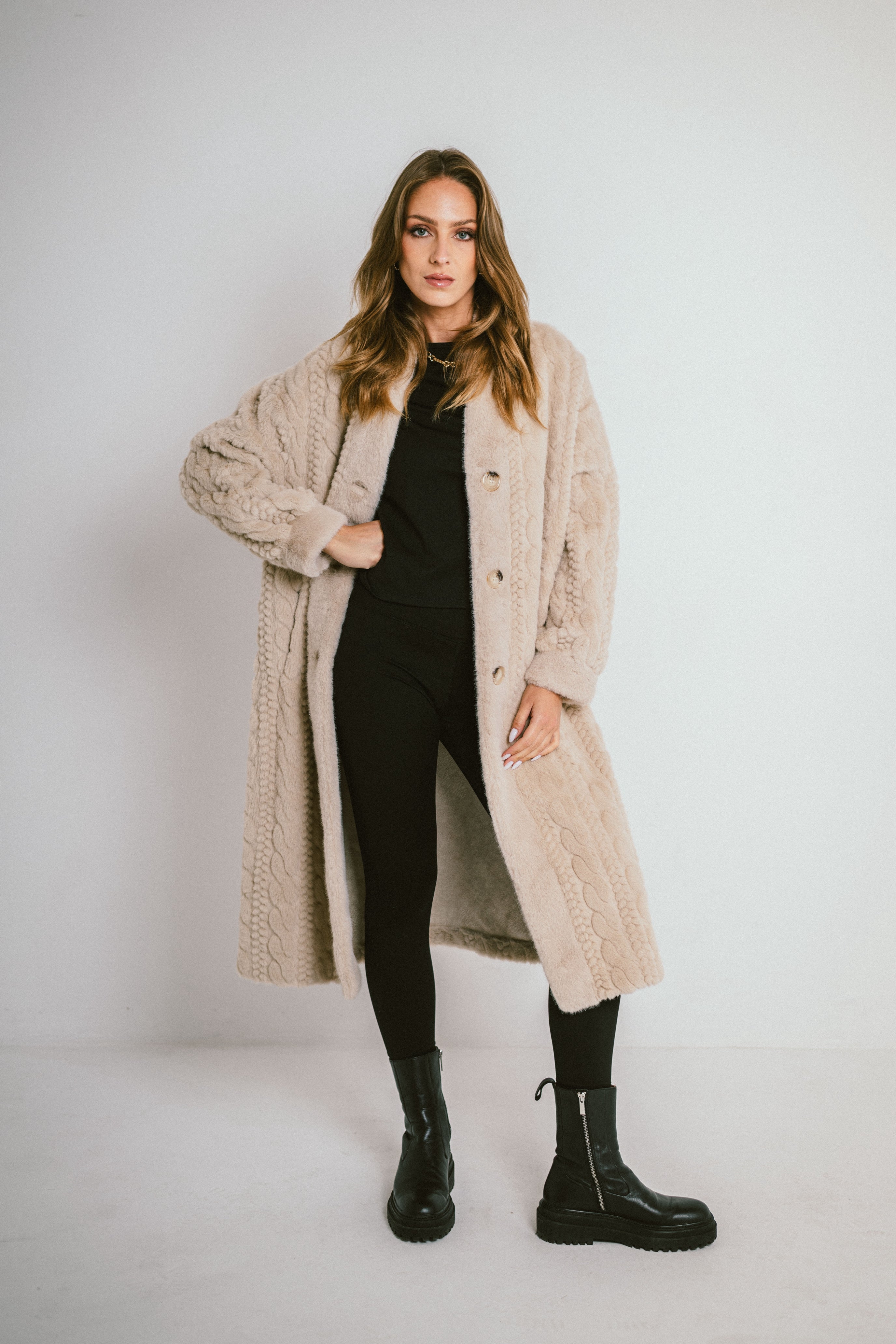 MILA – Manteau long en fausse fourrure texturée effet tricot