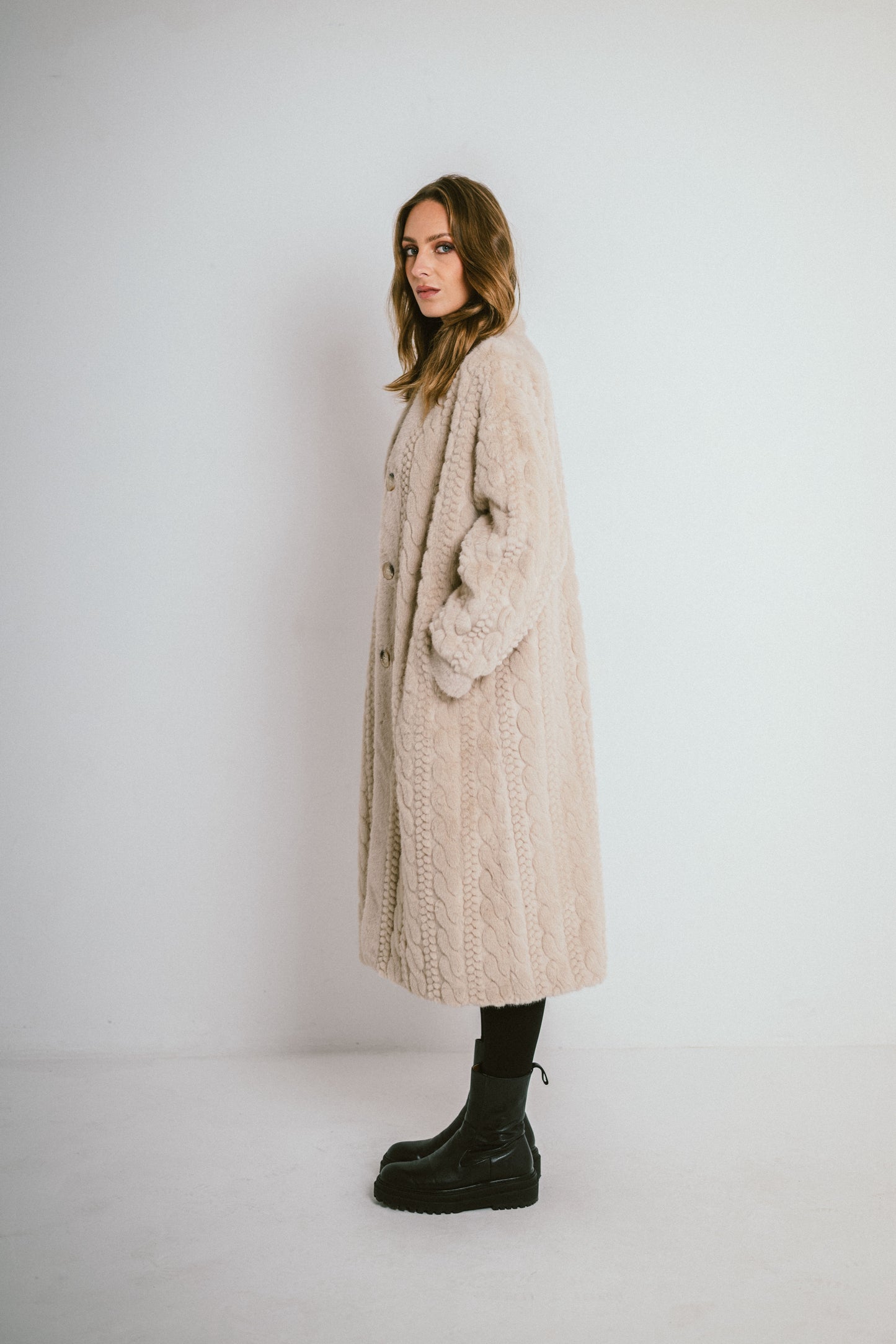 MILA – Manteau long en fausse fourrure texturée effet tricot