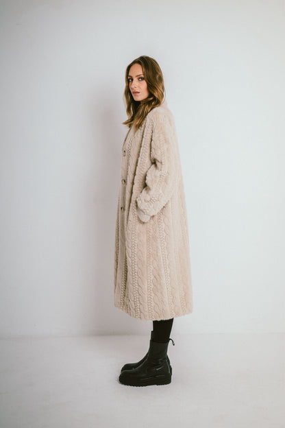 MILA – Manteau long en fausse fourrure texturée effet tricot
