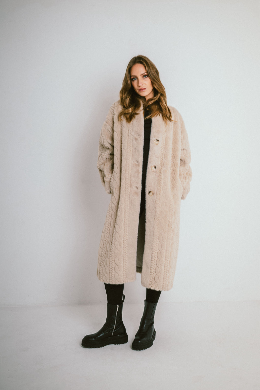 MILA – Manteau long en fausse fourrure texturée effet tricot