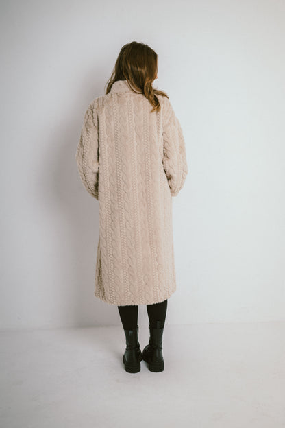 MILA – Manteau long en fausse fourrure texturée effet tricot