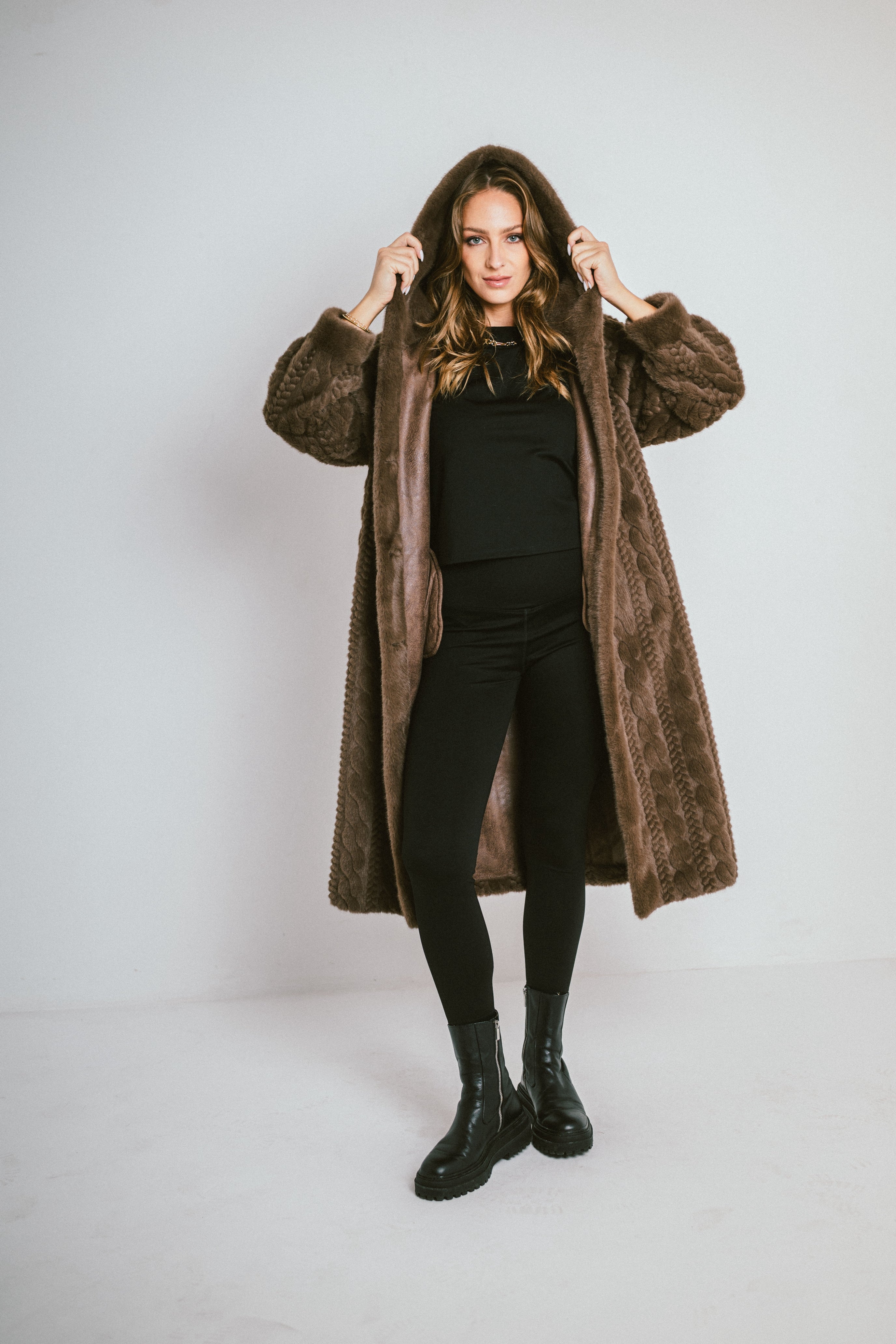 ARLENA – Manteau long à capuche en fausse fourrure texturée effet premium