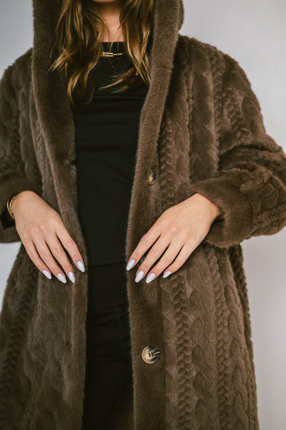 ARLENA – Manteau long à capuche en fausse fourrure texturée effet premium