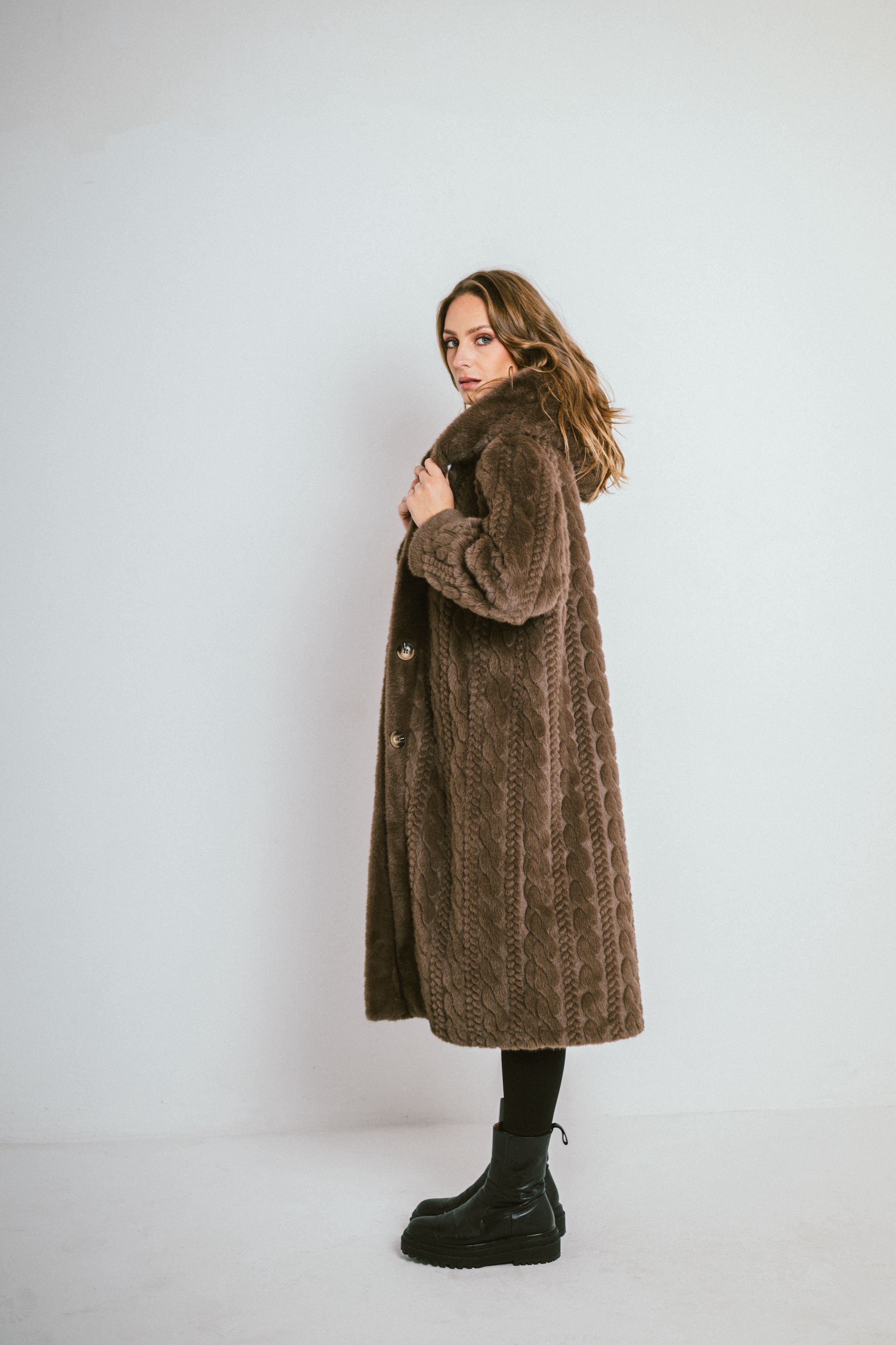 ARLENA – Manteau long à capuche en fausse fourrure texturée effet premium