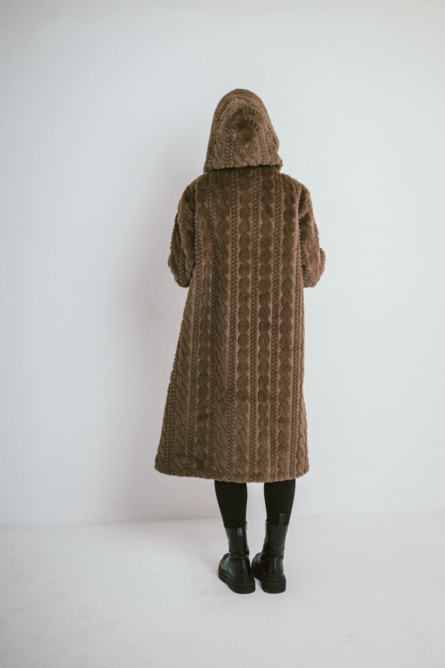 ARLENA – Manteau long à capuche en fausse fourrure texturée effet premium