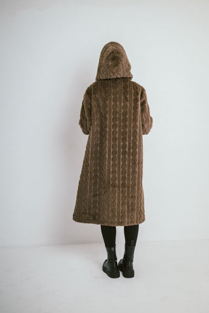 ARLENA – Manteau long à capuche en fausse fourrure texturée effet premium