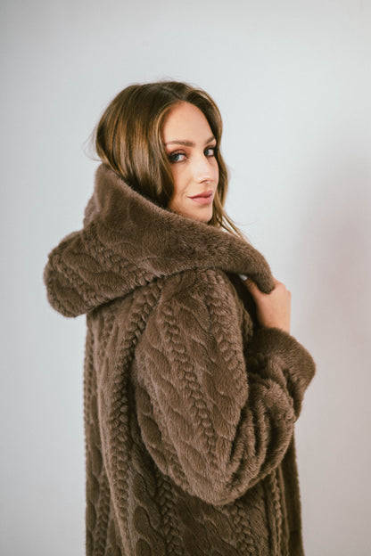 ARLENA – Manteau long à capuche en fausse fourrure texturée effet premium