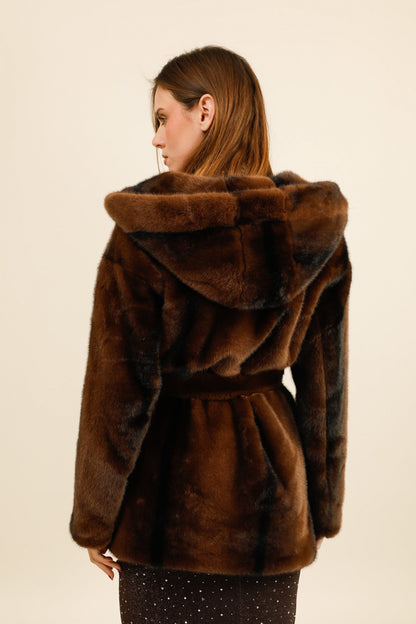 ANASTASIA – Veste en fausse fourrure ceinturée à capuche