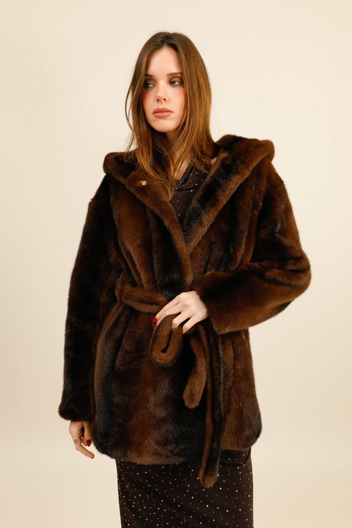 ANASTASIA – Veste en fausse fourrure ceinturée à capuche