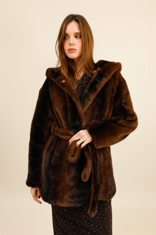 ANASTASIA – Veste en fausse fourrure ceinturée à capuche