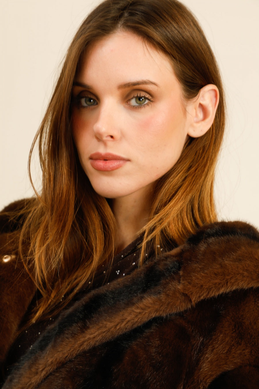 ANASTASIA – Veste en fausse fourrure ceinturée à capuche