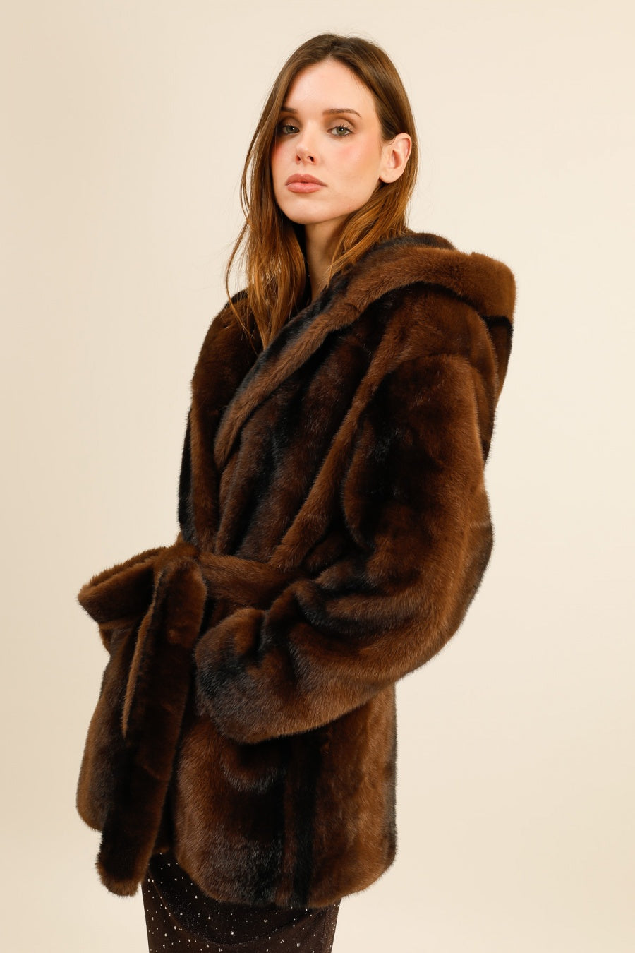 ANASTASIA – Veste en fausse fourrure ceinturée à capuche