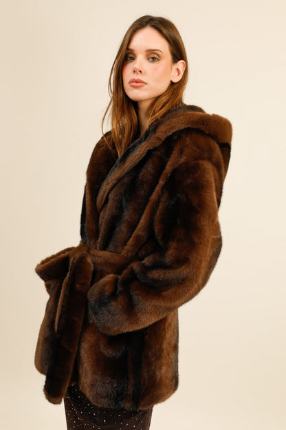 ANASTASIA – Veste en fausse fourrure ceinturée à capuche