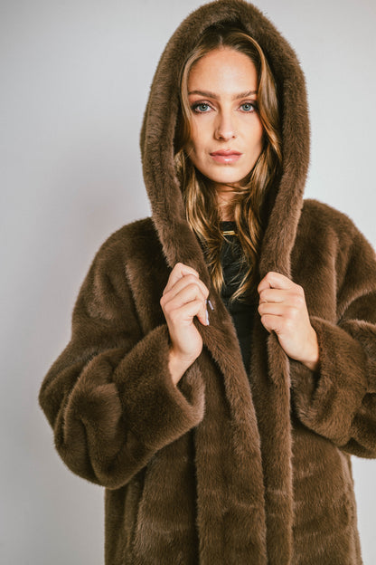 AURA – Manteau long à capuche en fausse fourrure effet premium