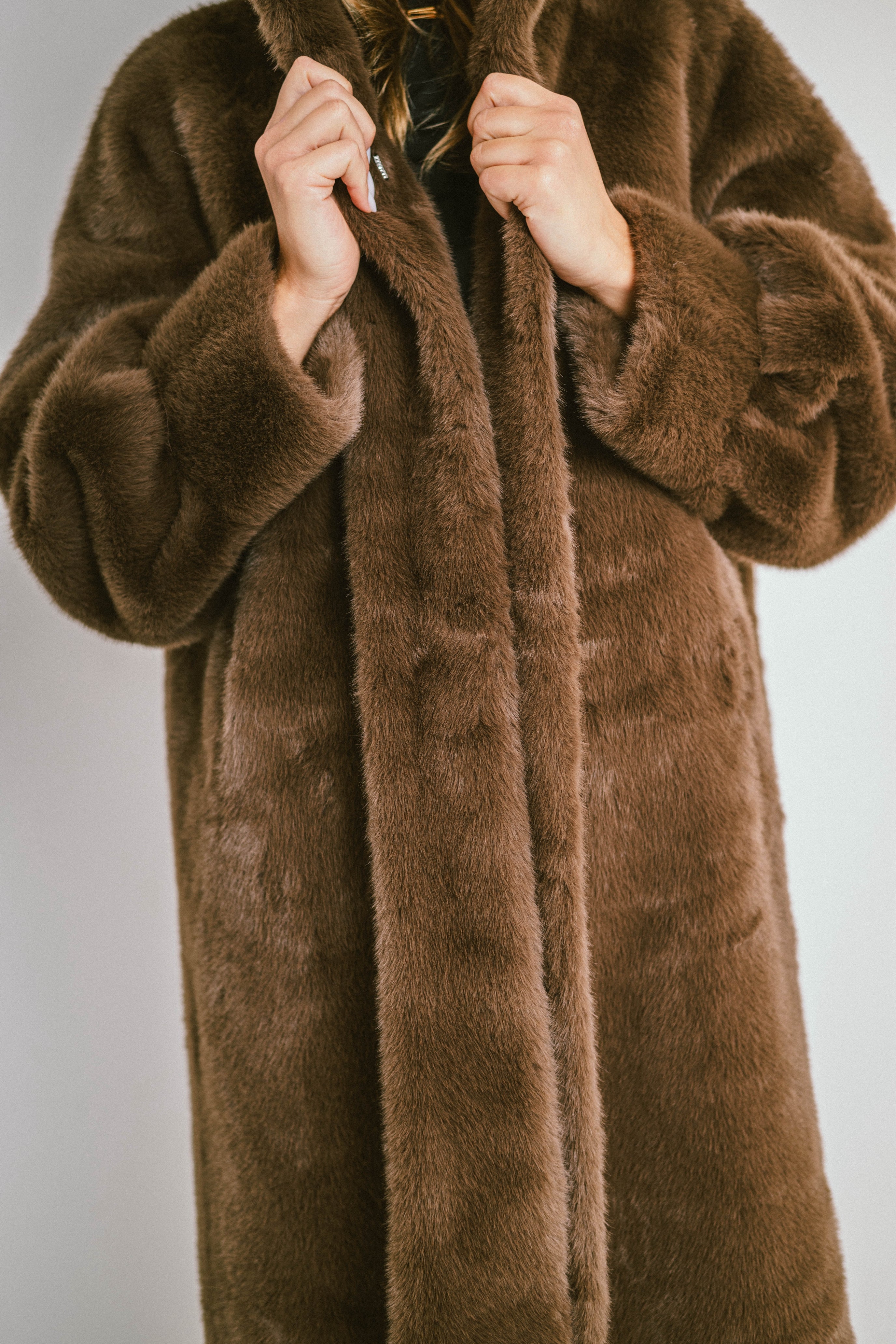 AURA – Manteau long à capuche en fausse fourrure effet premium