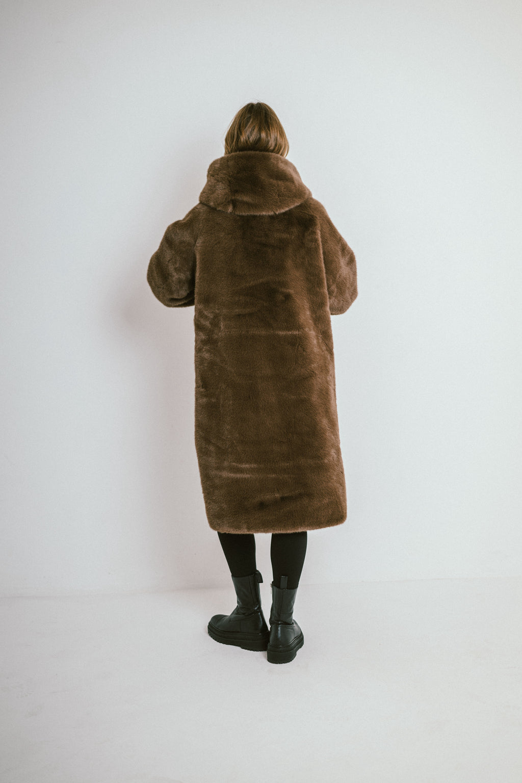 AURA – Manteau long à capuche en fausse fourrure effet premium