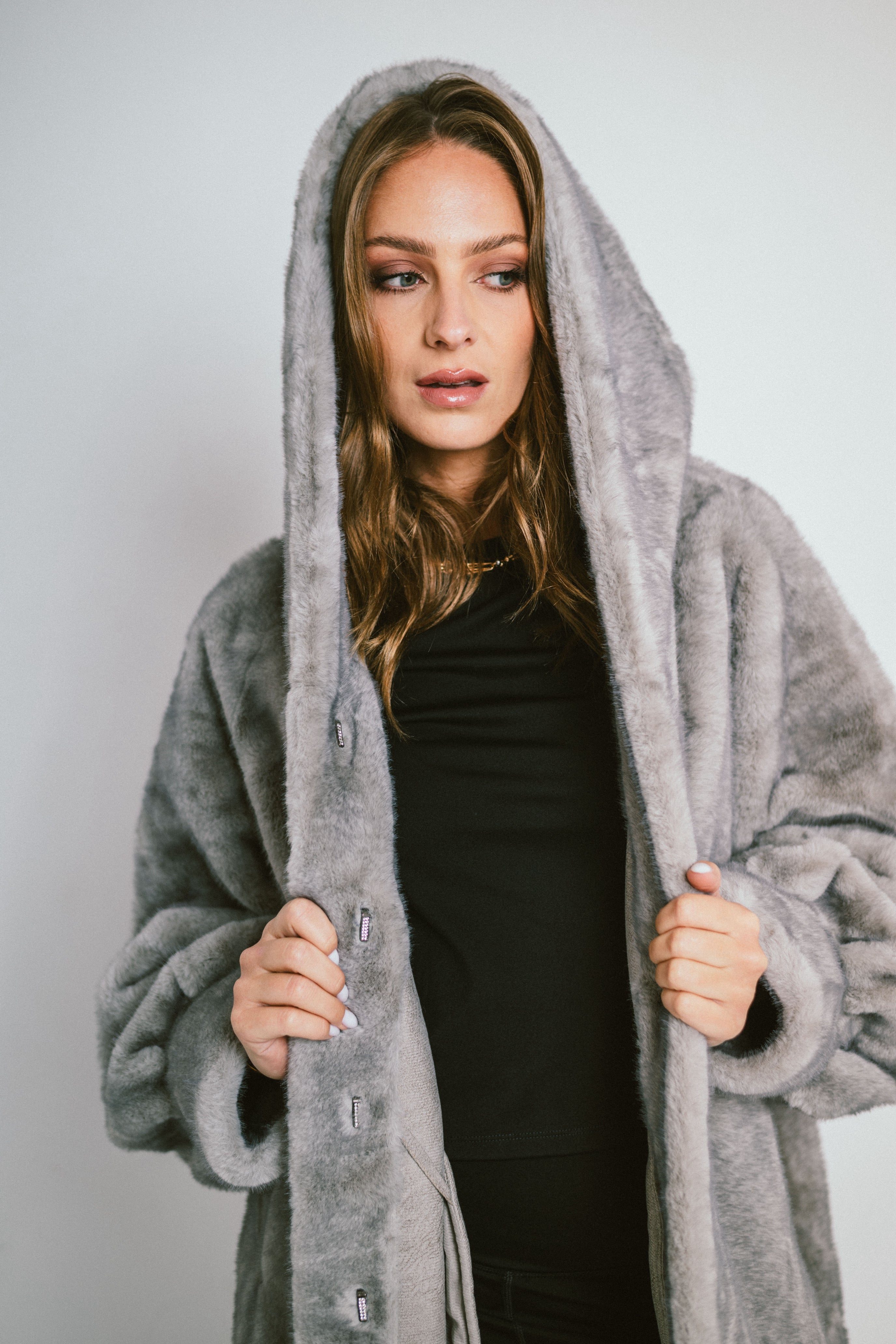 AURA – Manteau long à capuche en fausse fourrure effet premium