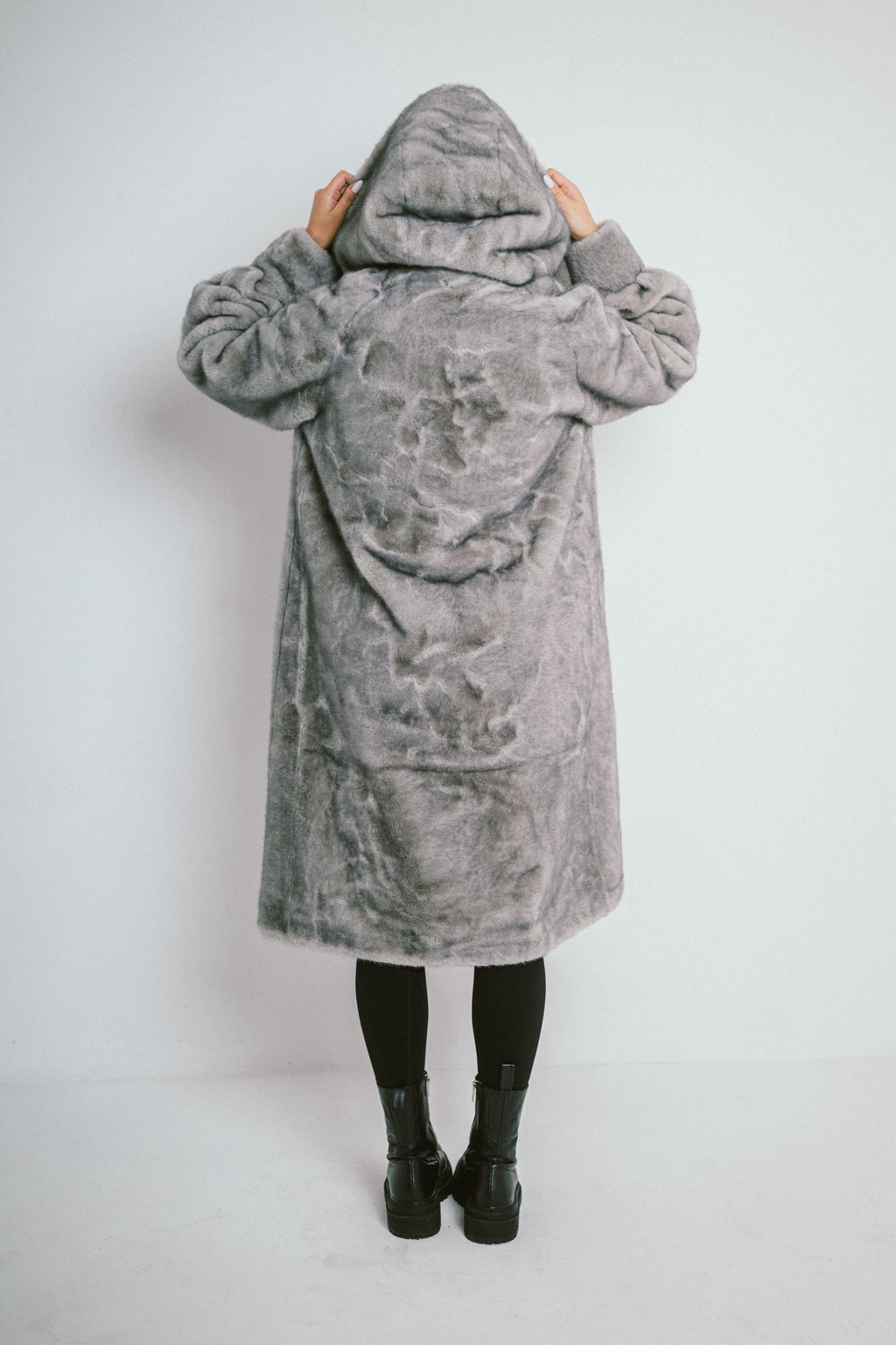 AURA – Manteau long à capuche en fausse fourrure effet premium