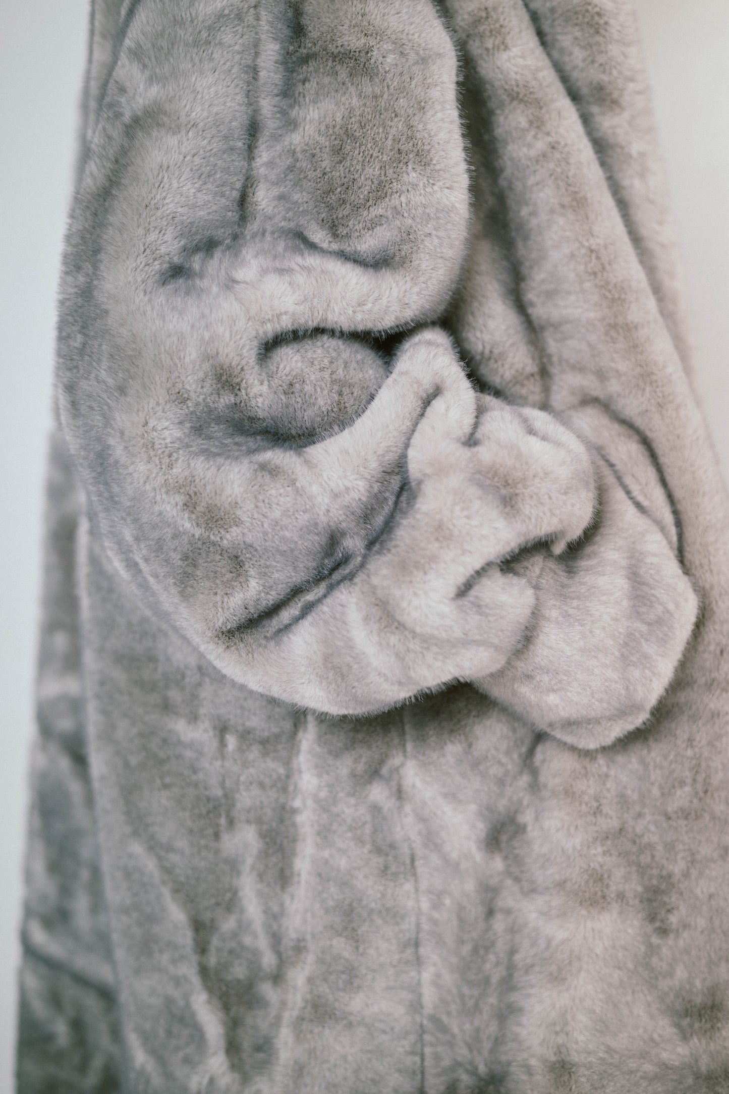 AURA – Manteau long à capuche en fausse fourrure effet premium