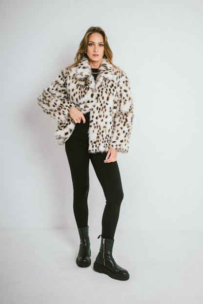 FELINA – Veste courte en fausse fourrure imprimée effet premium