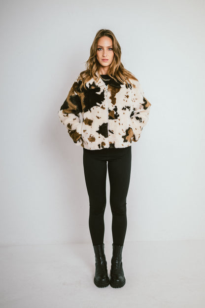 AURA – Veste courte en fausse fourrure imprimée effet animalier