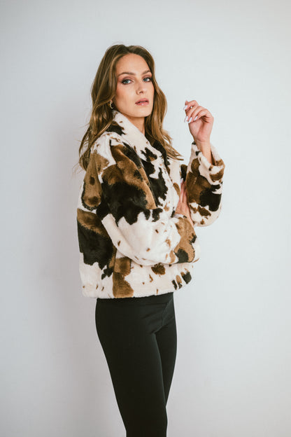AURA – Veste courte en fausse fourrure imprimée effet animalier