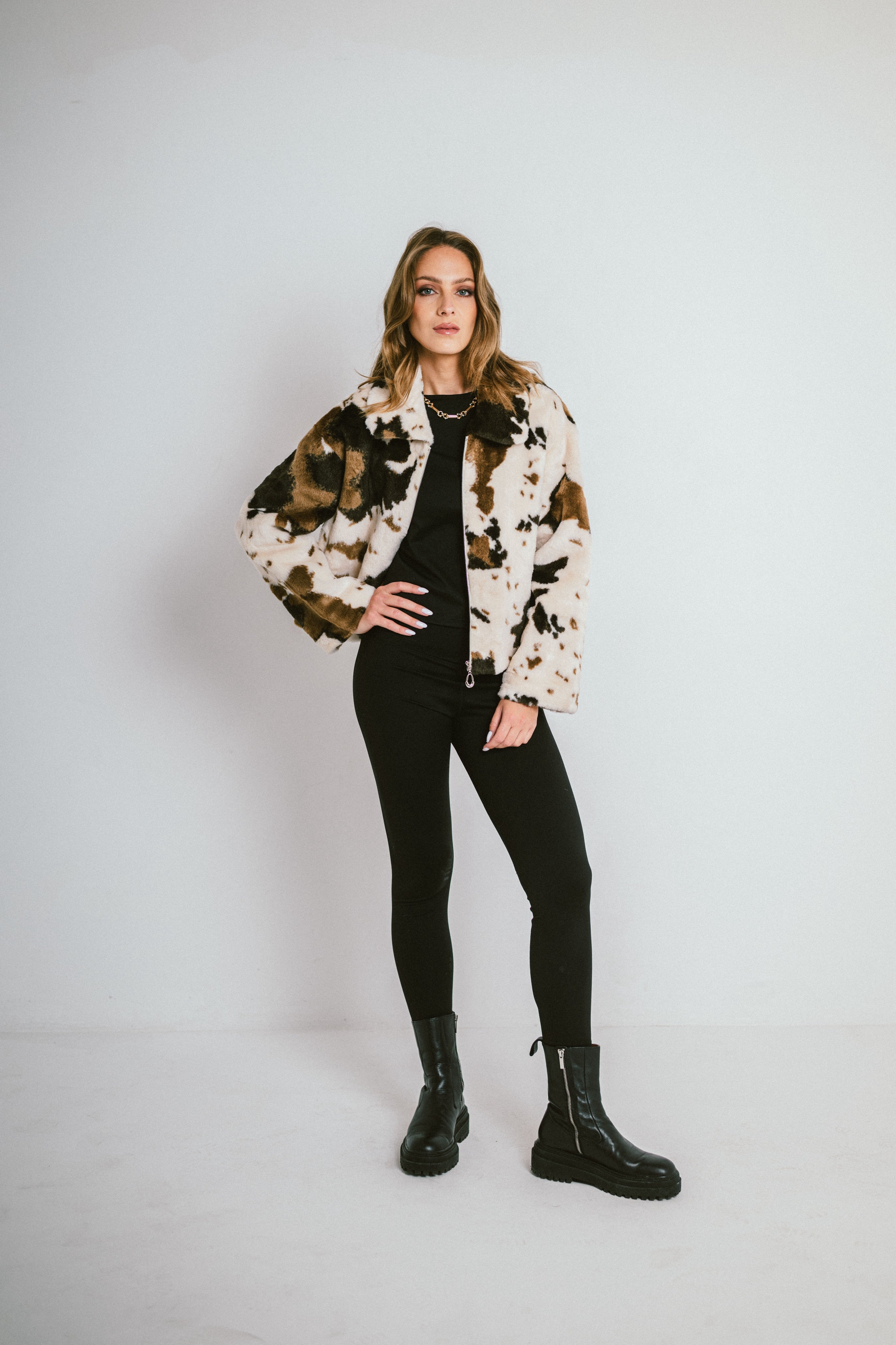AURA – Veste courte en fausse fourrure imprimée effet animalier