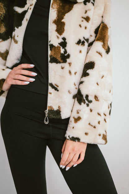 AURA – Veste courte en fausse fourrure imprimée effet animalier