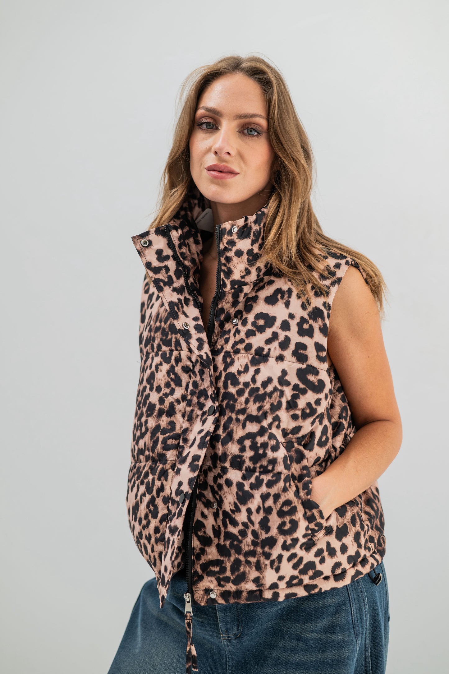 LEONA – Gilet matelassé sans manches imprimé léopard effet premium