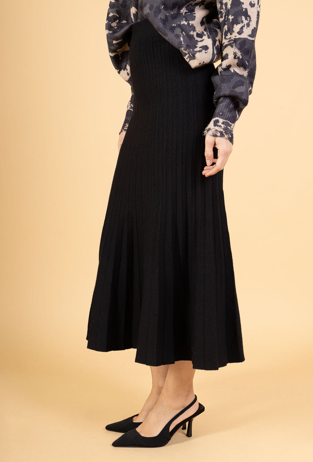 MIRA – Jupe midi côtelée évasée