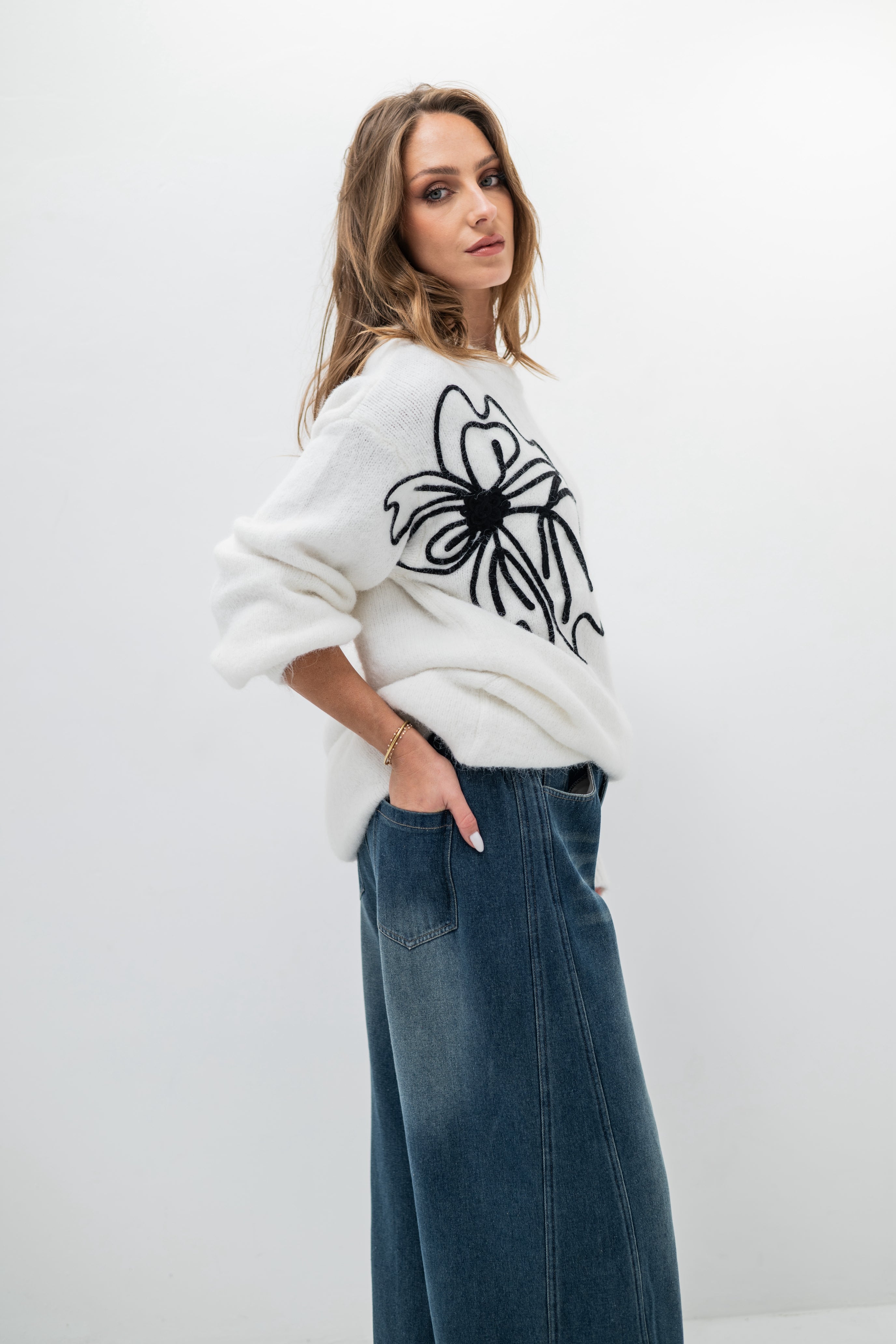 MIRABEL – Pull long en maille douce à motif floral brodé