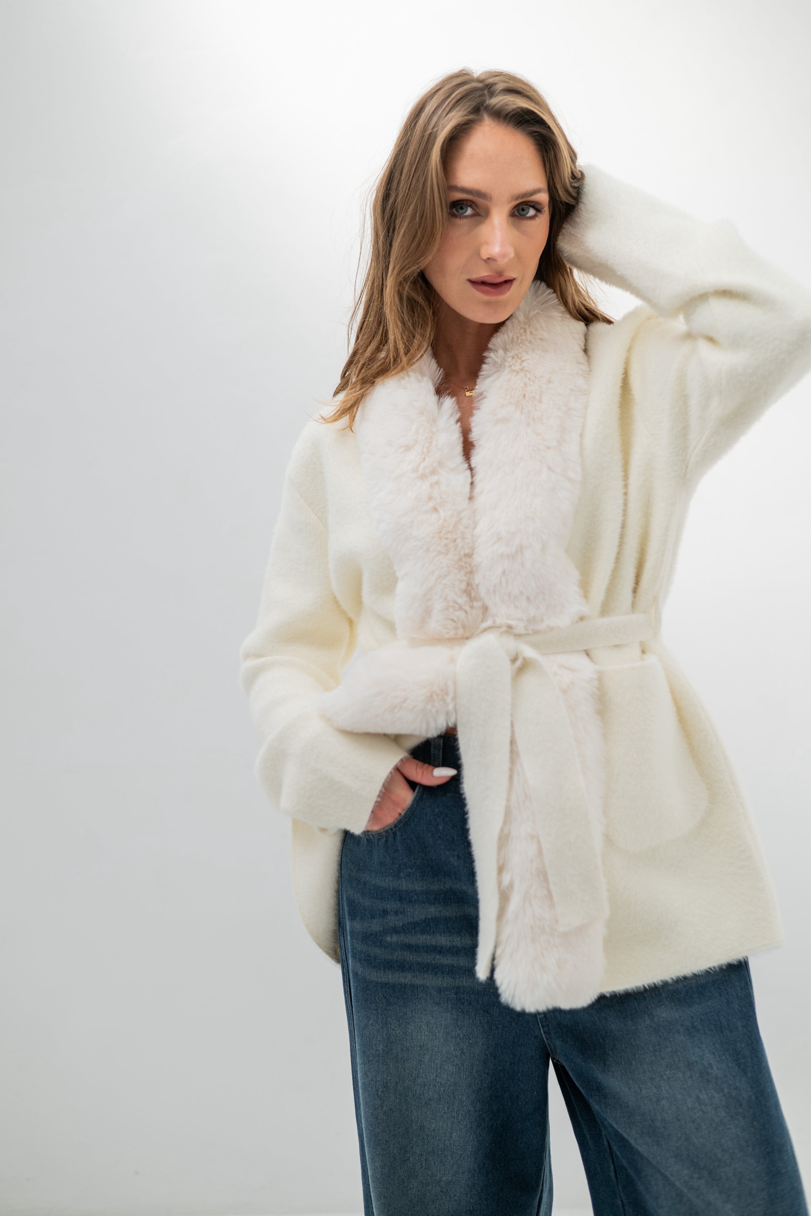 LEONA – Veste en maille unie à col et bordure en fausse fourrure