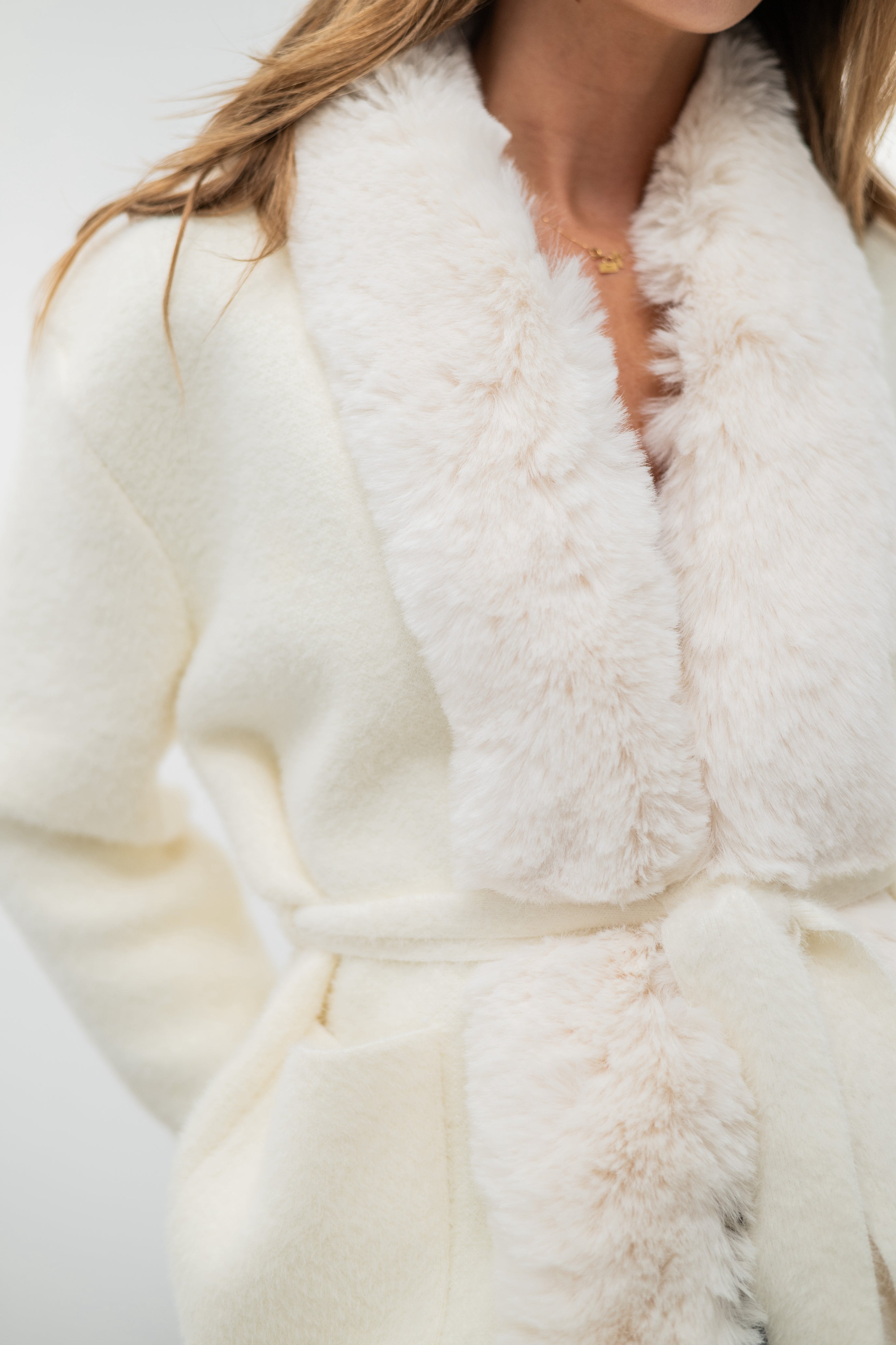 LEONA – Veste en maille unie à col et bordure en fausse fourrure