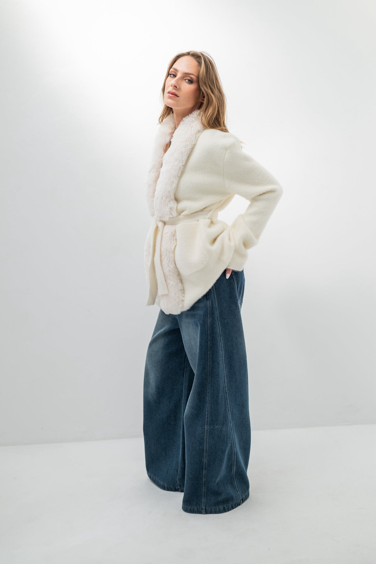 LEONA – Veste en maille unie à col et bordure en fausse fourrure